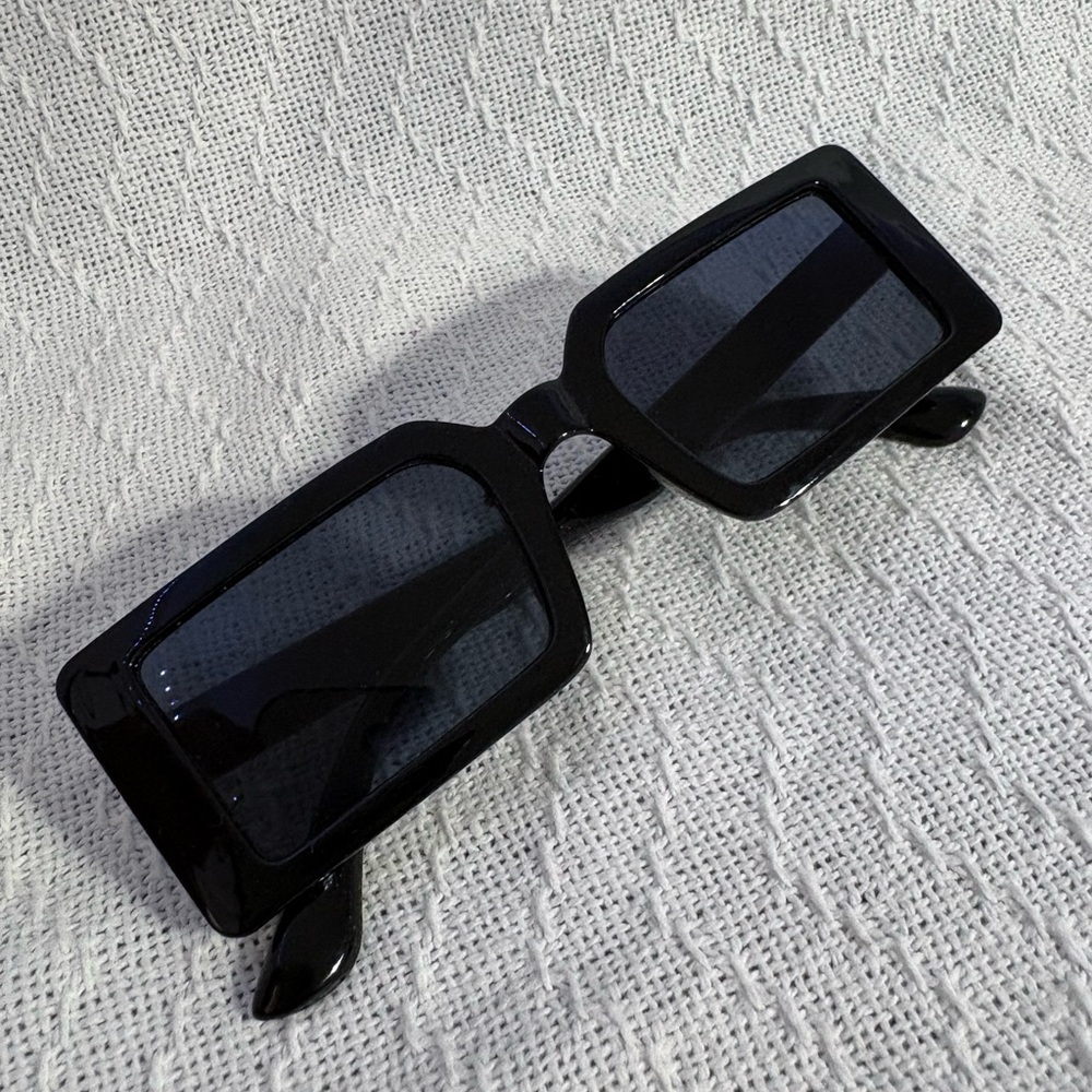 Stylish Black Rectangular Sunglasses - image 1